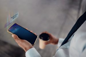 photo homme logiciel chatbot café