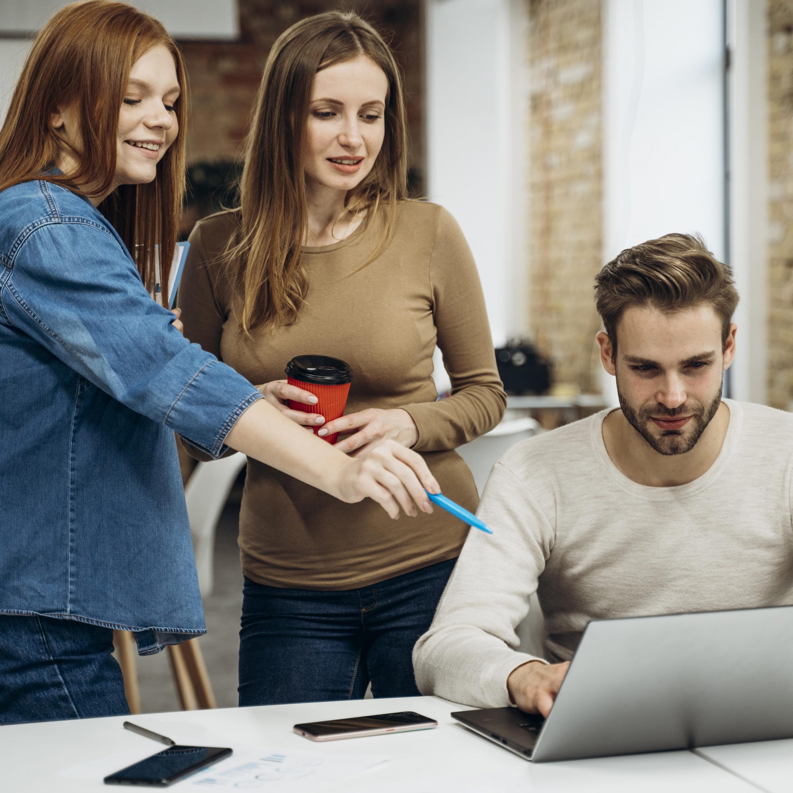 femmes et homme devant un ordinateur