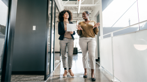 deux femmes dans un couloir de bureau