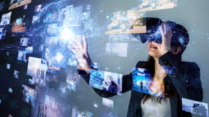 femme ayant sur les yeux un casque de réalité virtuelle