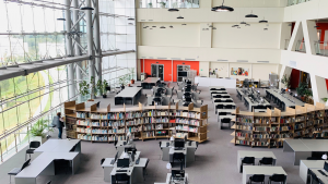 grande bibliothèque avec bureaux et chaises