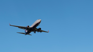 un avion dans les airs