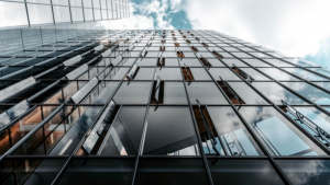 immeuble avec des baies vitrées