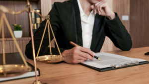 un homme relisant un document en costume noir et chemise blanche