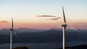 éolienne au couché de soleil