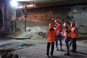 chantier de construction sous terrain avec des hommes et femmes