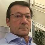 homme avec des lunettes et une chemise bleue