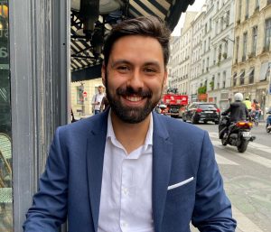 homme souriant et portant un costume