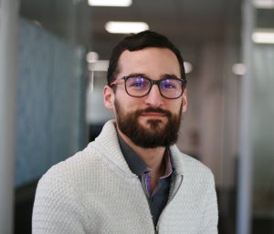 homme portant des lunettes et souriant