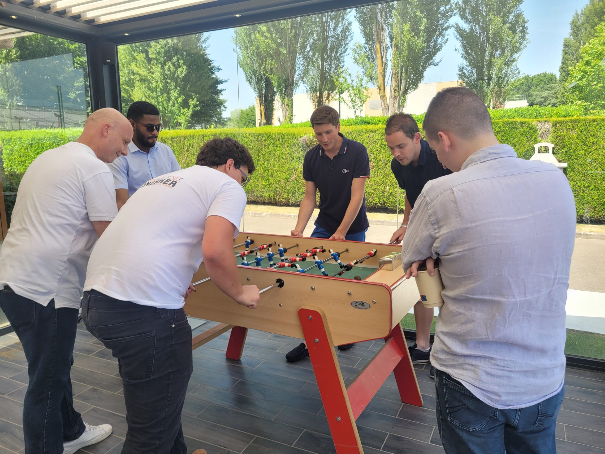 personnes jouants au baby-foot