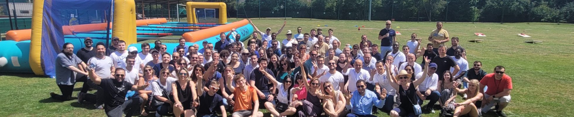 groupe de personne avec des lunettes de soleil dans un parc