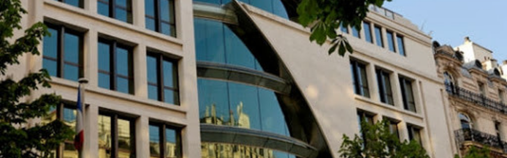 immeuble avec des grandes fenêtres