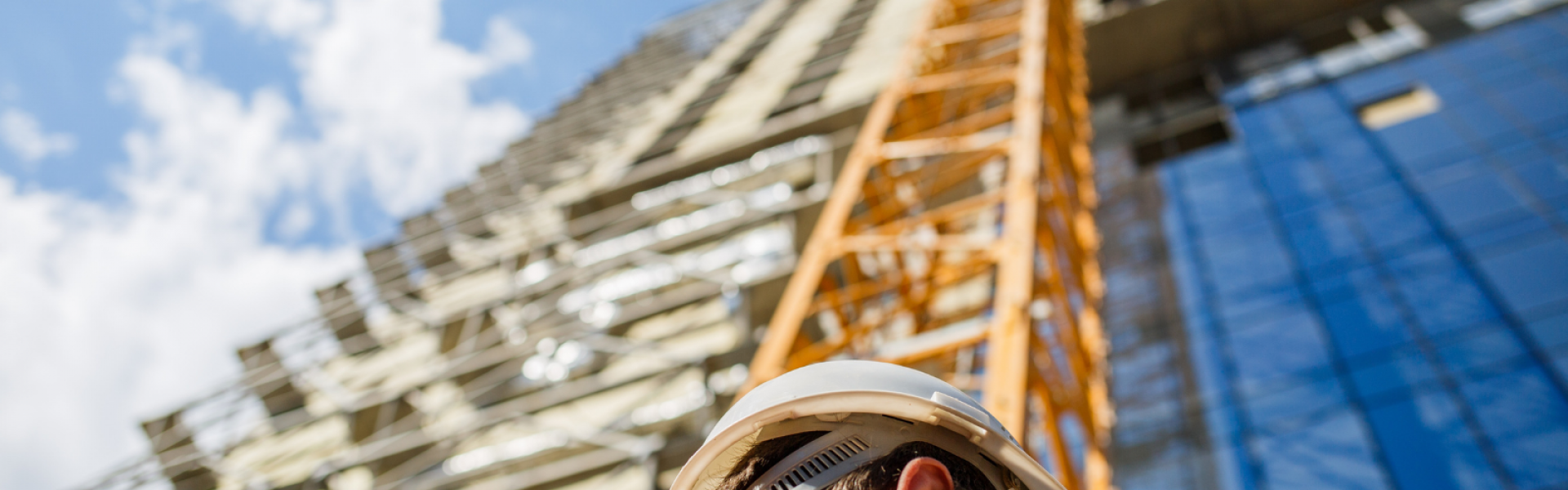 chantier avec une grue et un homme portant un casque