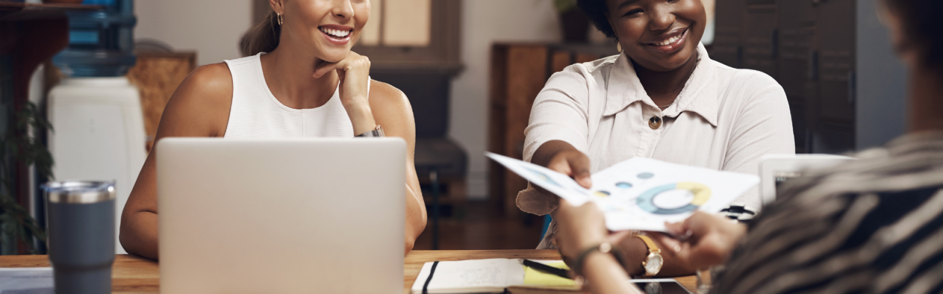 femmes souriantes devant des ordinateurs