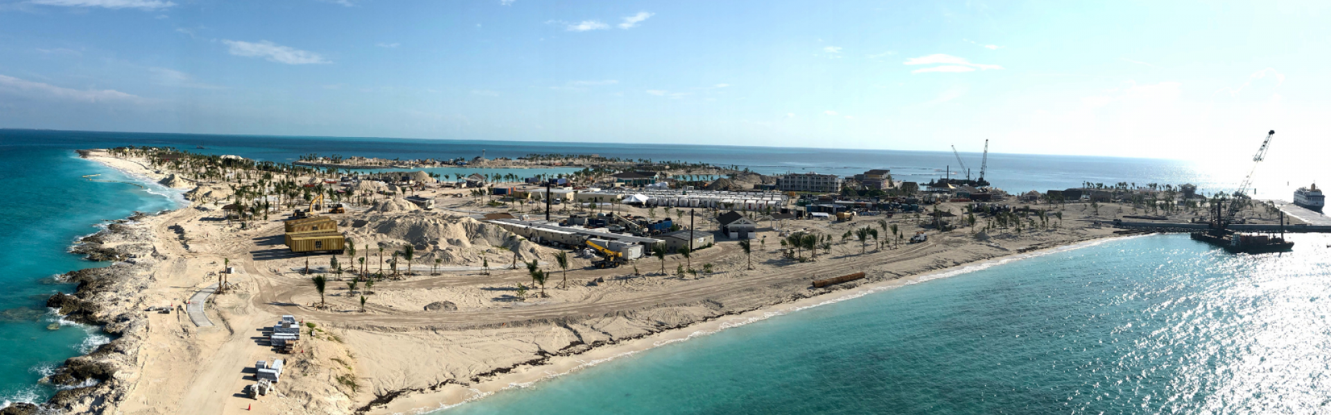plage et chantier avec grue