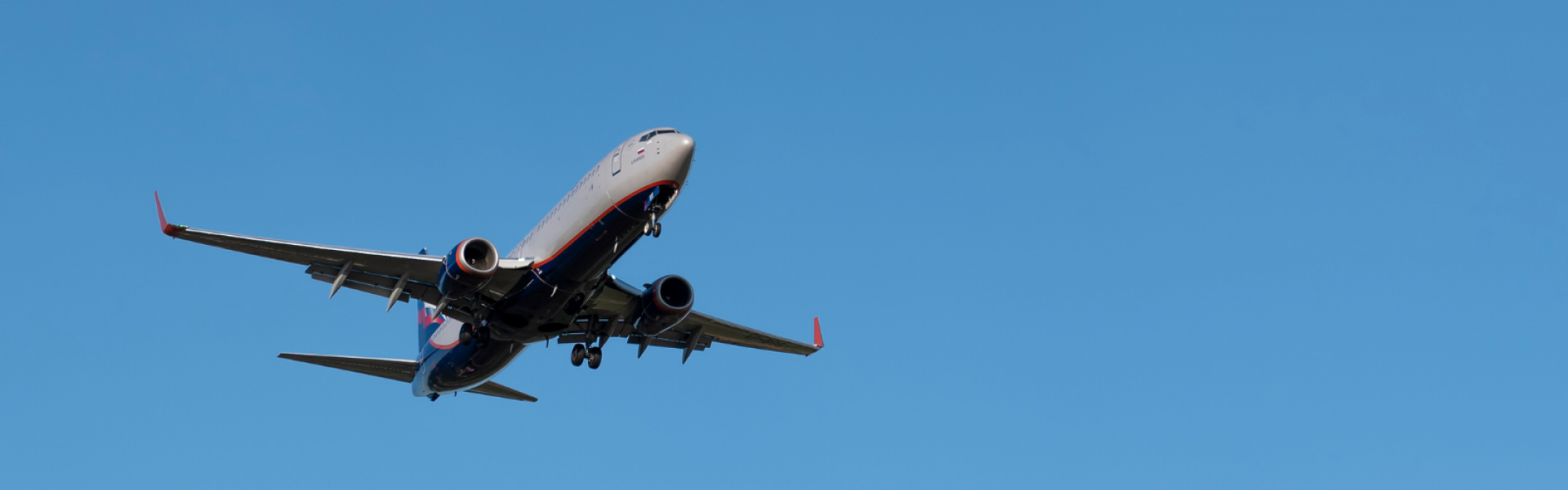 un avion dans les airs