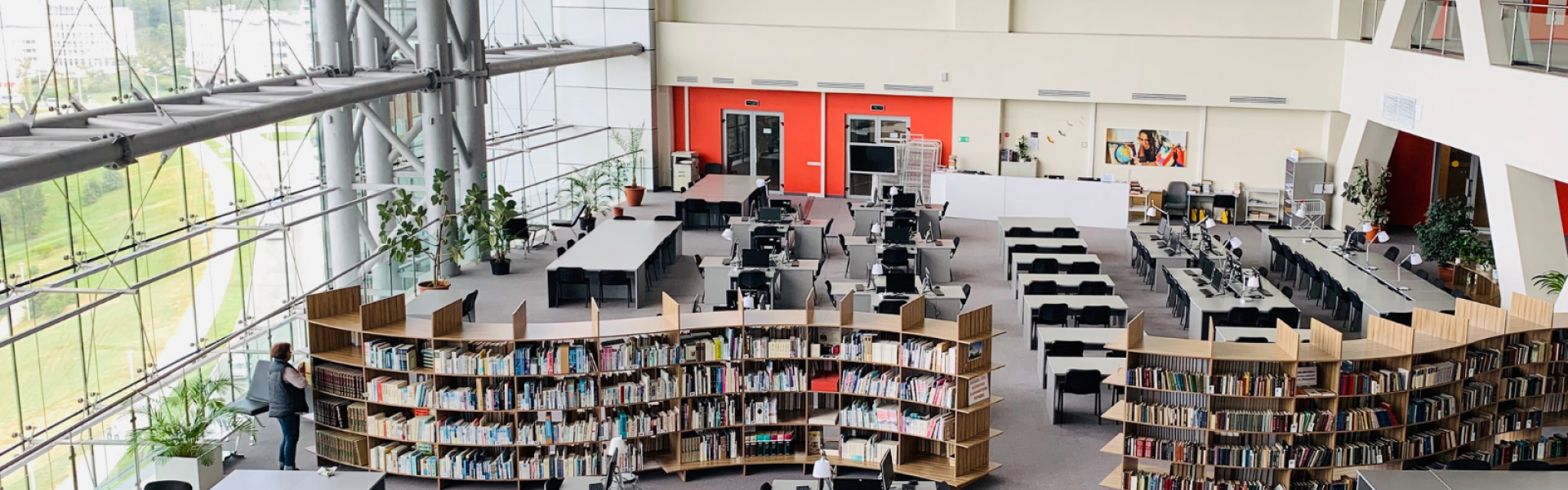 grande bibliothèque avec bureaux et chaises