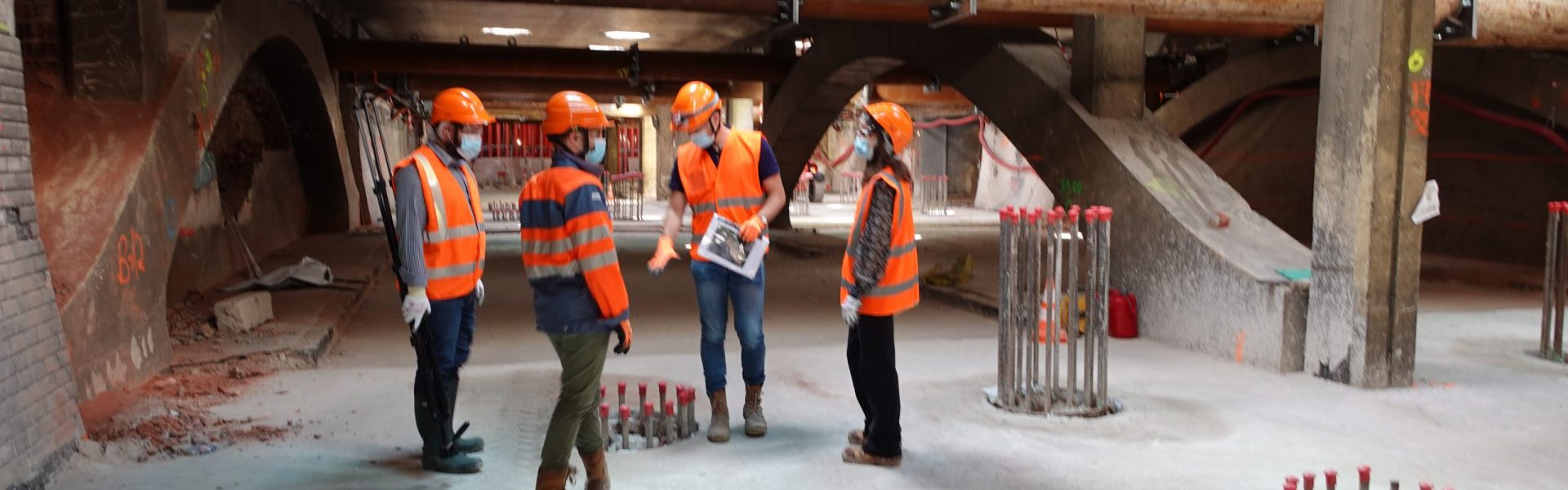 chantier de construction sous terrain avec des hommes et femmes