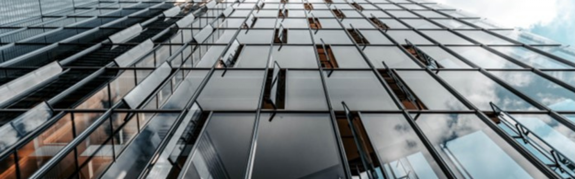 immeuble avec des baies vitrées