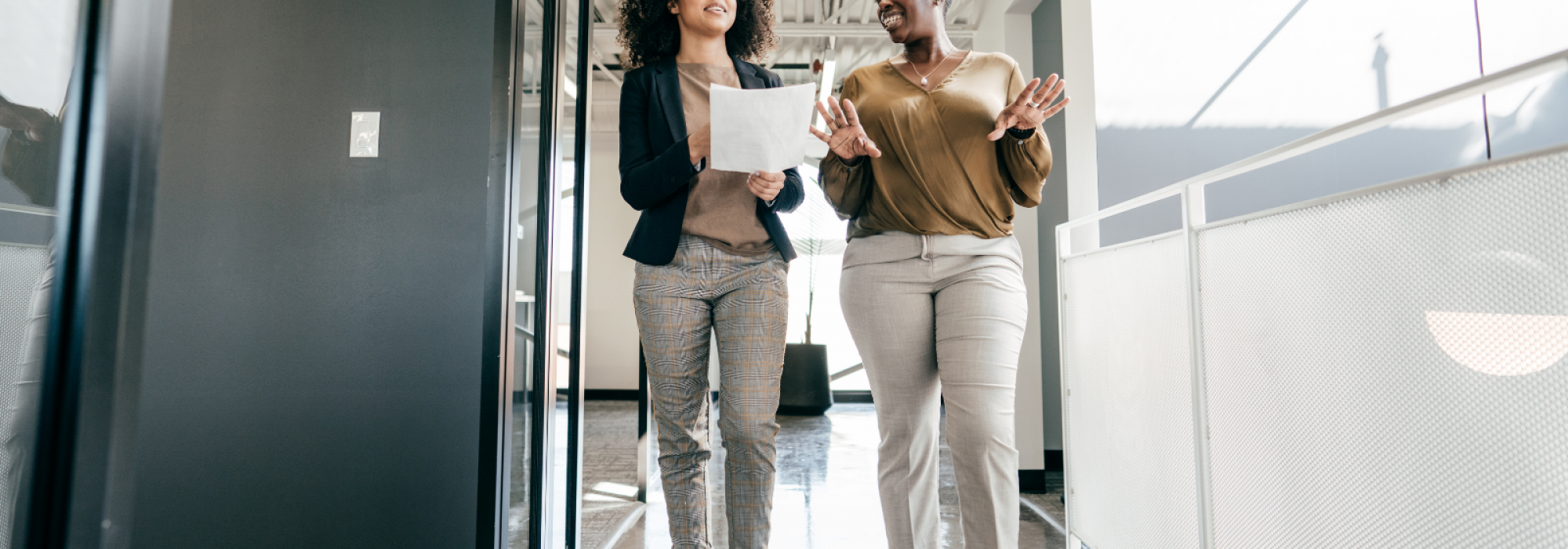 deux femmes dans un couloir de bureau