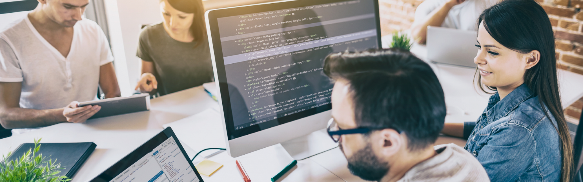 équipe travaillant dans un espace de coworking