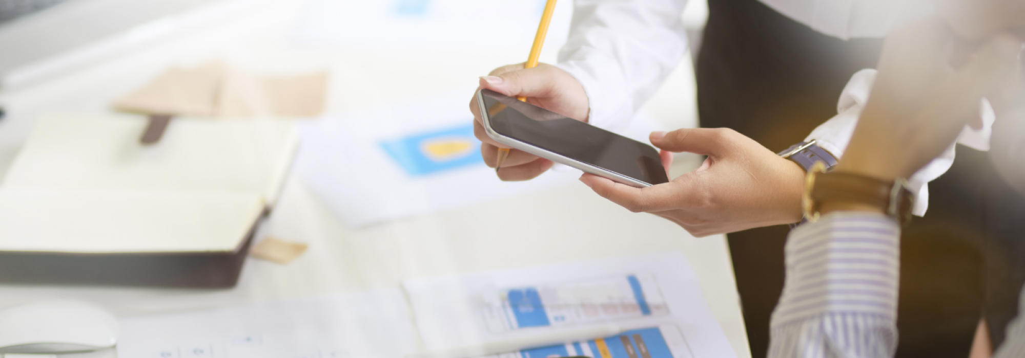 personne tenant un téléphone portable et une tablette