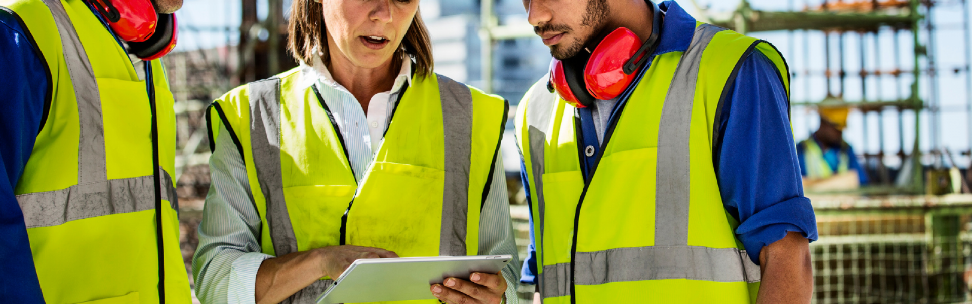 hommes et femmes travaillant sur un chantier