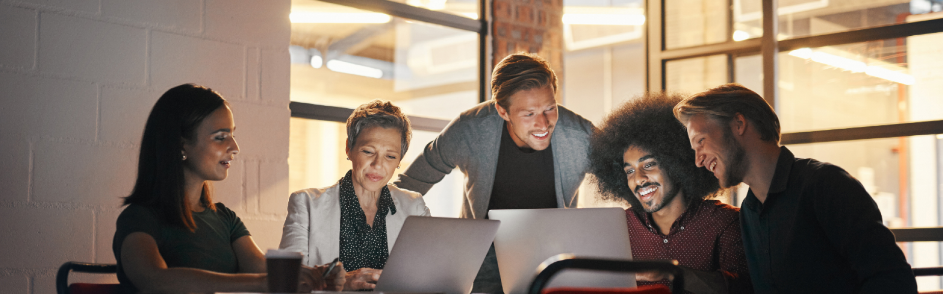 collaborateurs travaillant ensemble