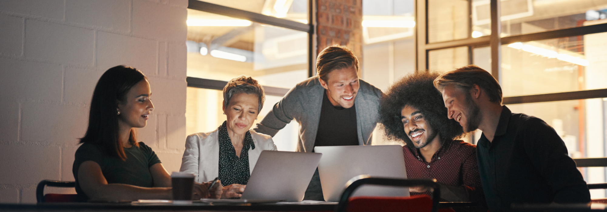 collaborateurs travaillant ensemble