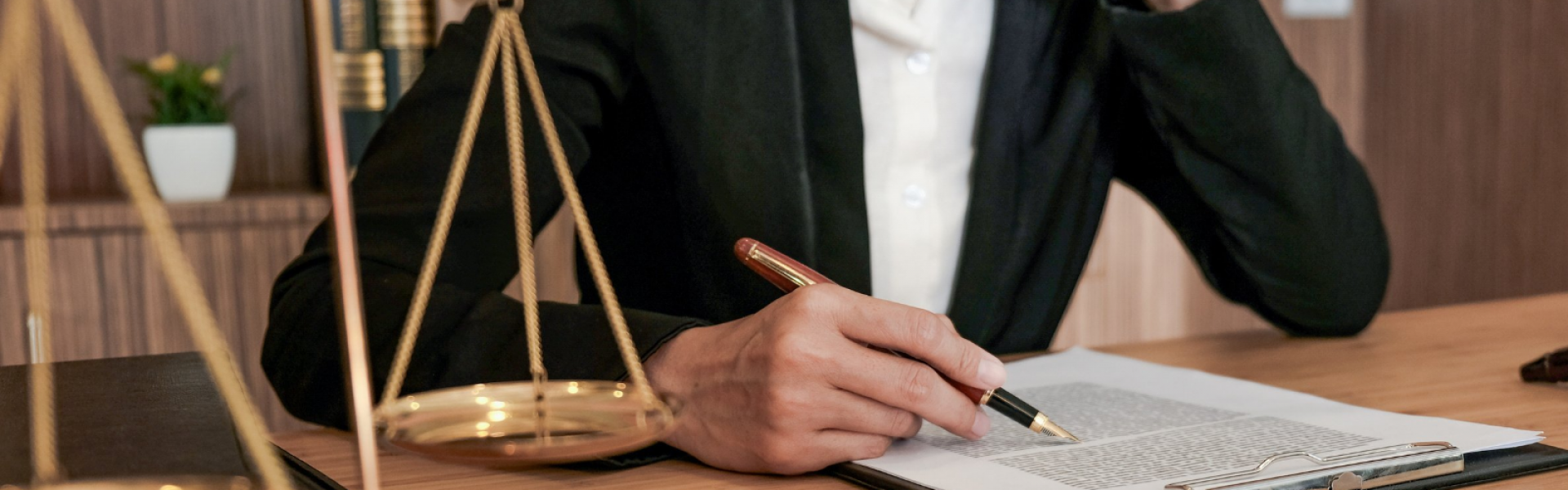 un homme relisant un document en costume noir et chemise blanche