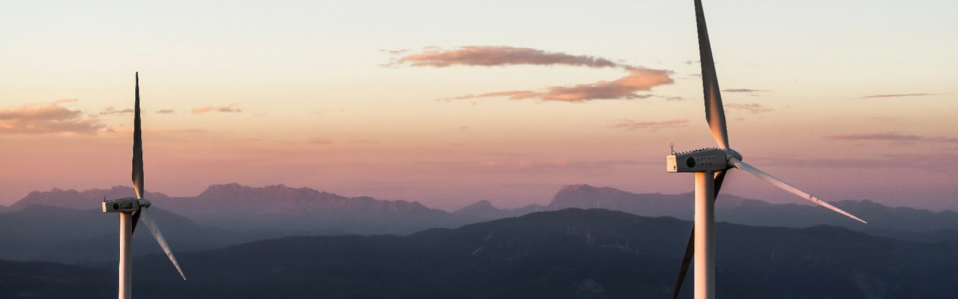 éolienne au couché de soleil