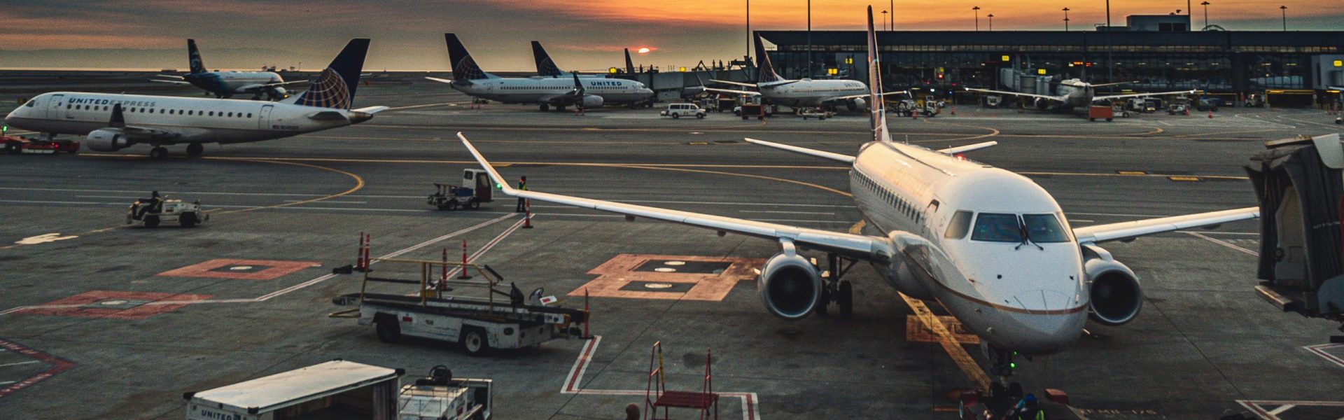 aéroport avec avions